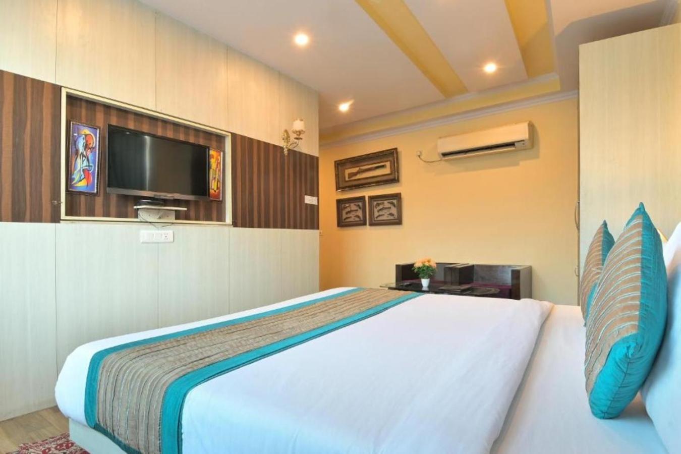 Hotel Castle Blue New Delhi Near Igi Airport Exterior foto