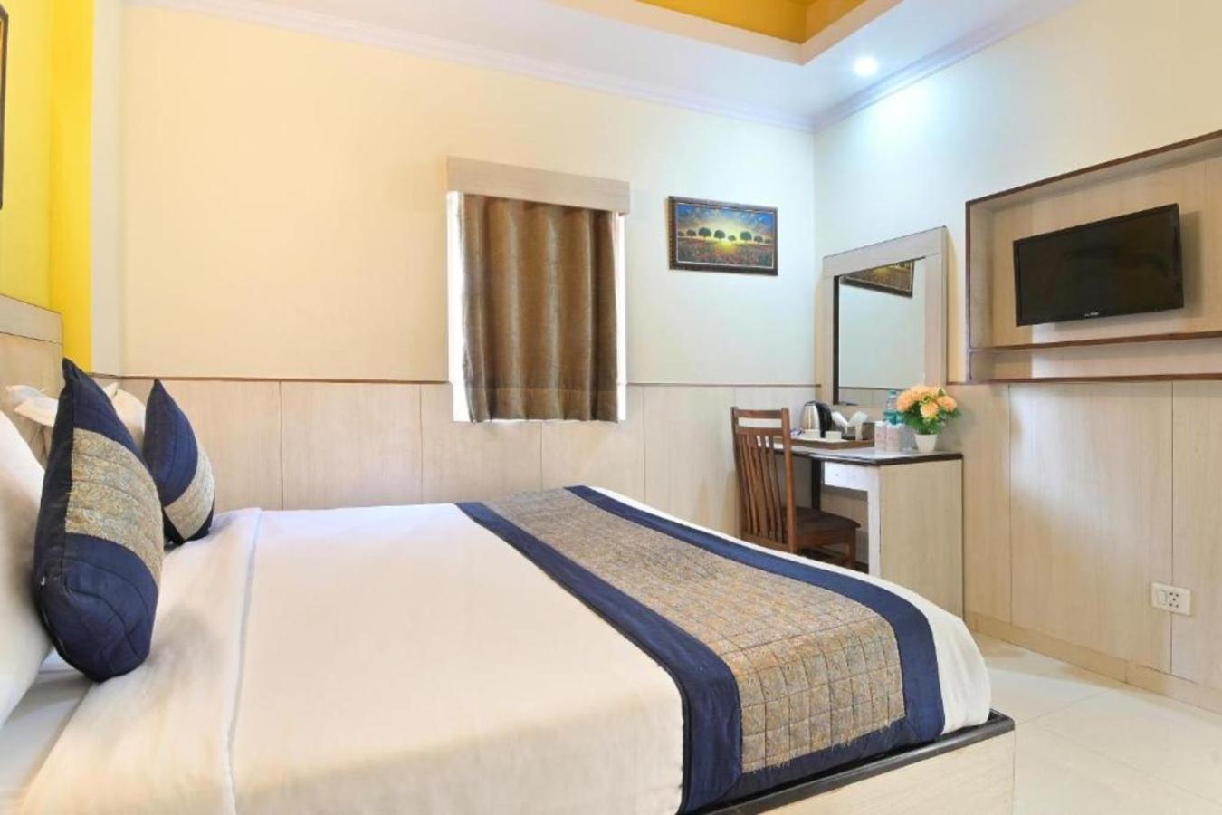 Hotel Castle Blue New Delhi Near Igi Airport Exterior foto