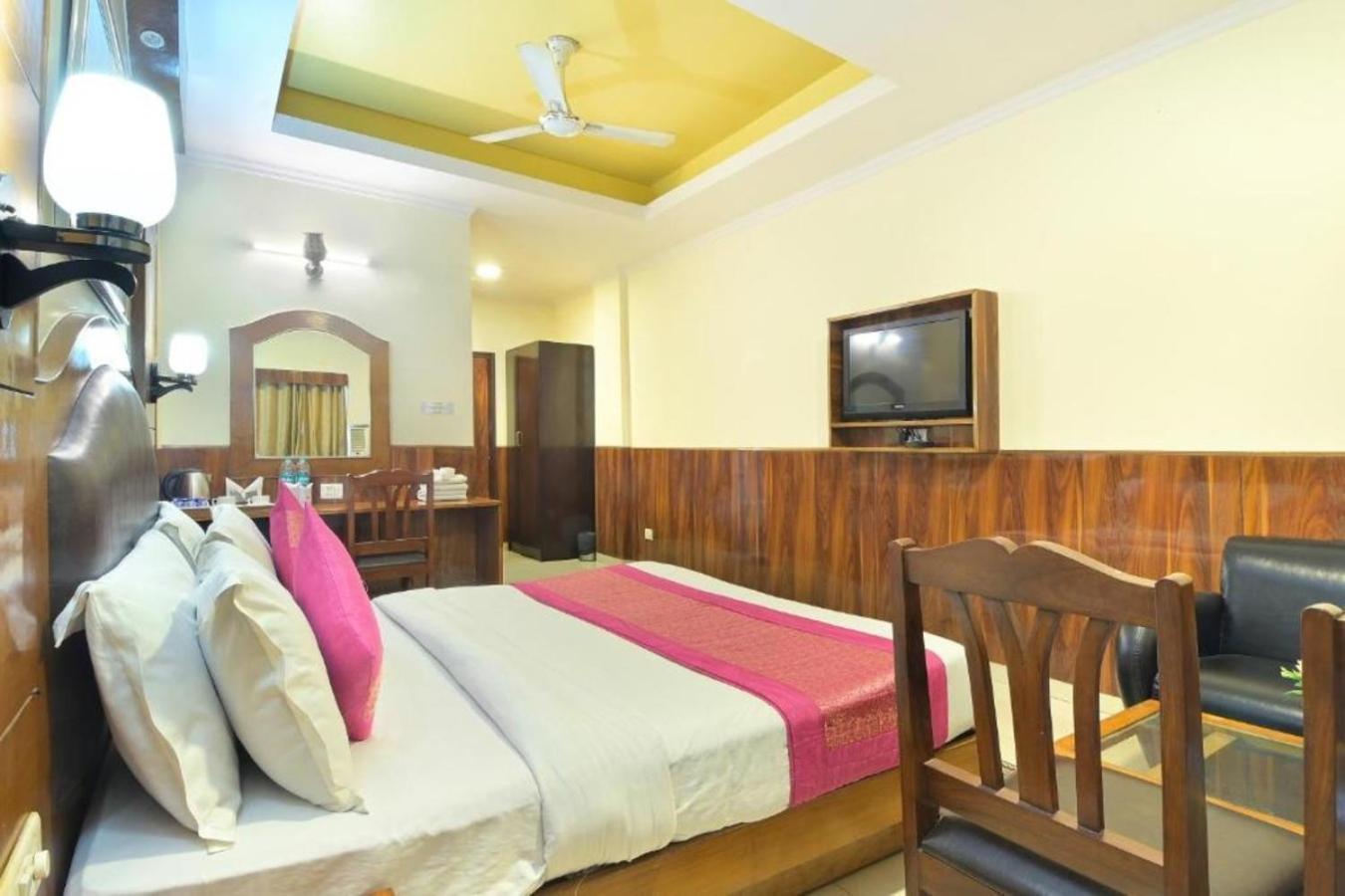 Hotel Castle Blue New Delhi Near Igi Airport Exterior foto