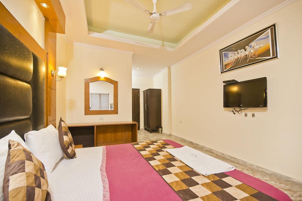 Hotel Castle Blue New Delhi Near Igi Airport Exterior foto