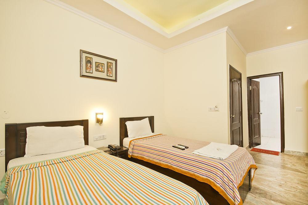 Hotel Castle Blue New Delhi Near Igi Airport Exterior foto