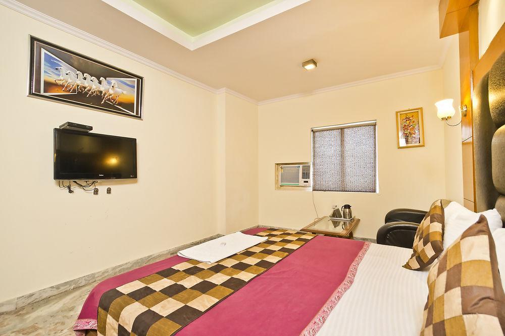 Hotel Castle Blue New Delhi Near Igi Airport Exterior foto