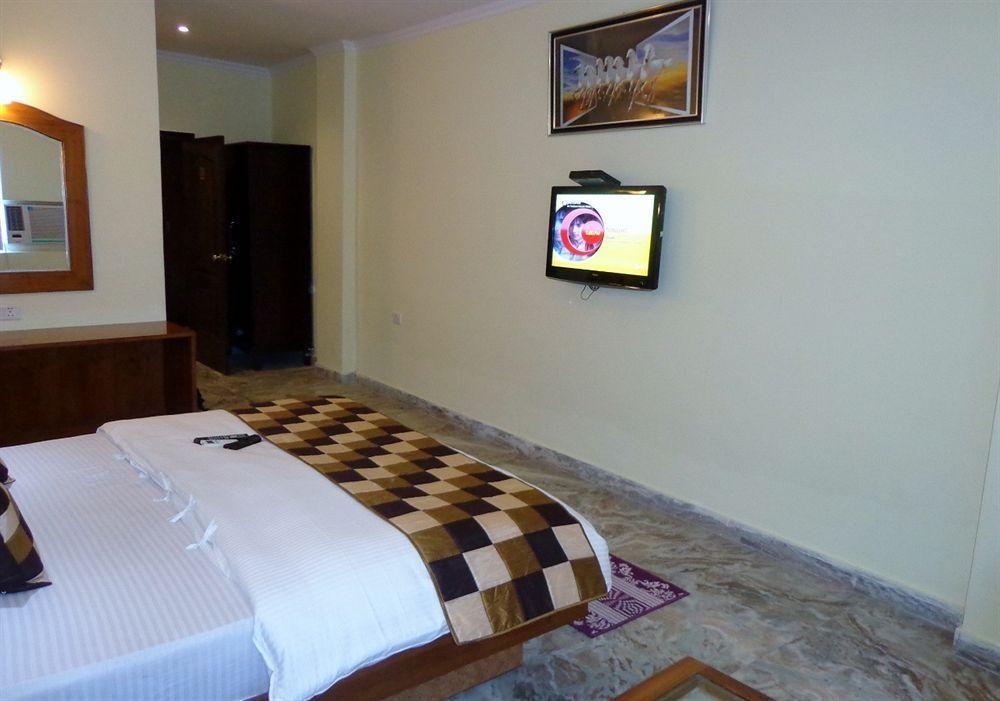 Hotel Castle Blue New Delhi Near Igi Airport Exterior foto