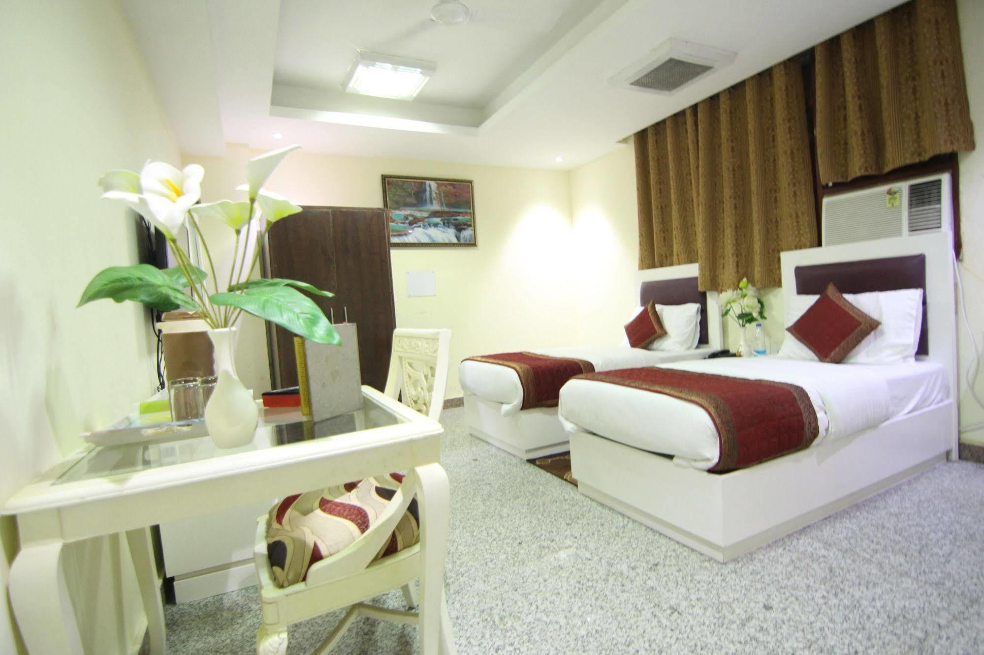 Hotel Castle Blue New Delhi Near Igi Airport Exterior foto