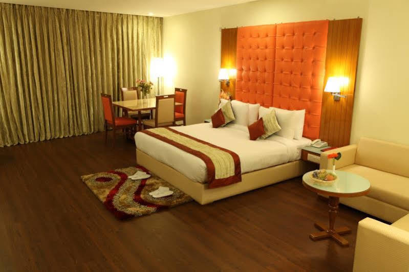 Hotel Castle Blue New Delhi Near Igi Airport Exterior foto